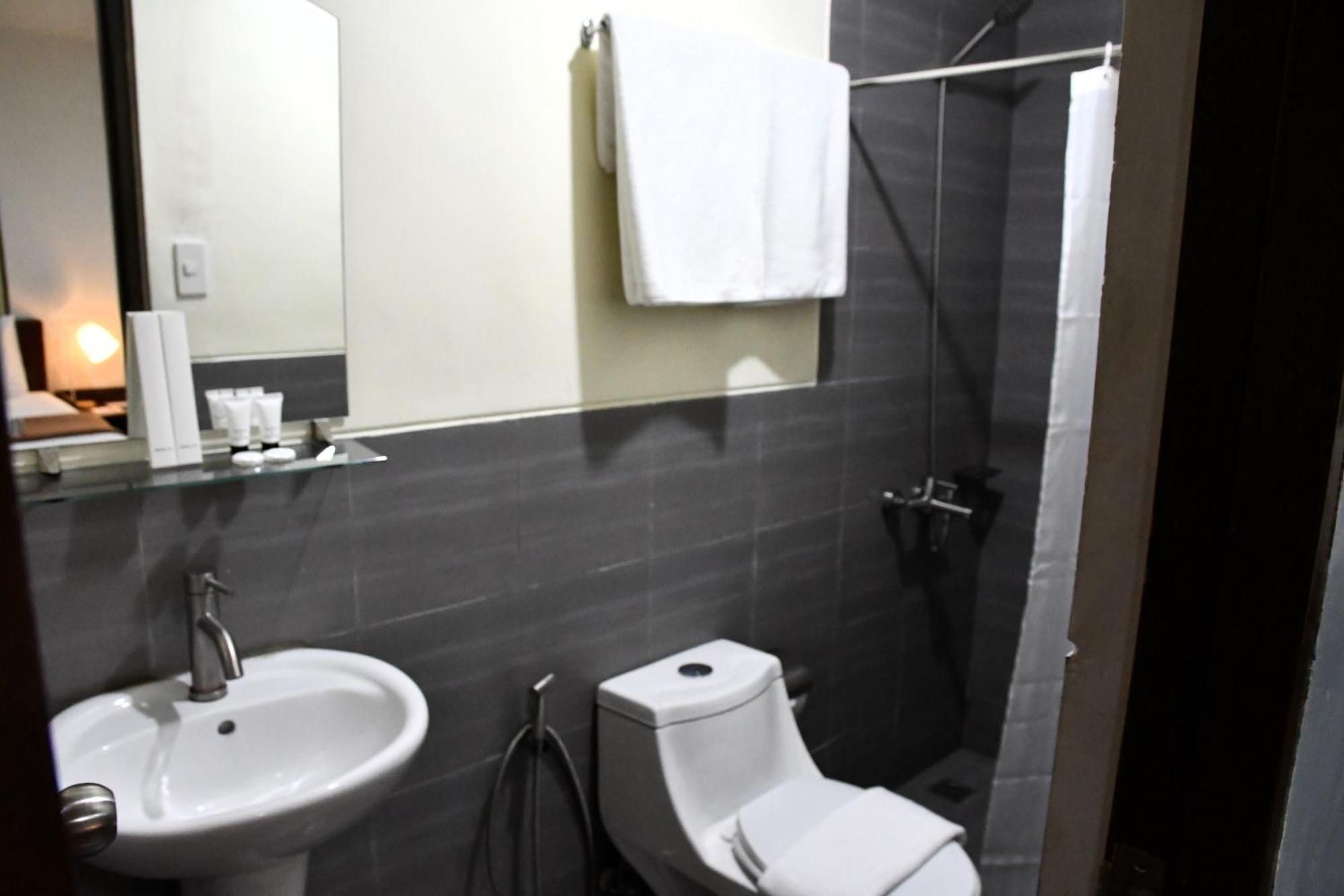 Arzo Hotel Makati Makati City Buitenkant foto