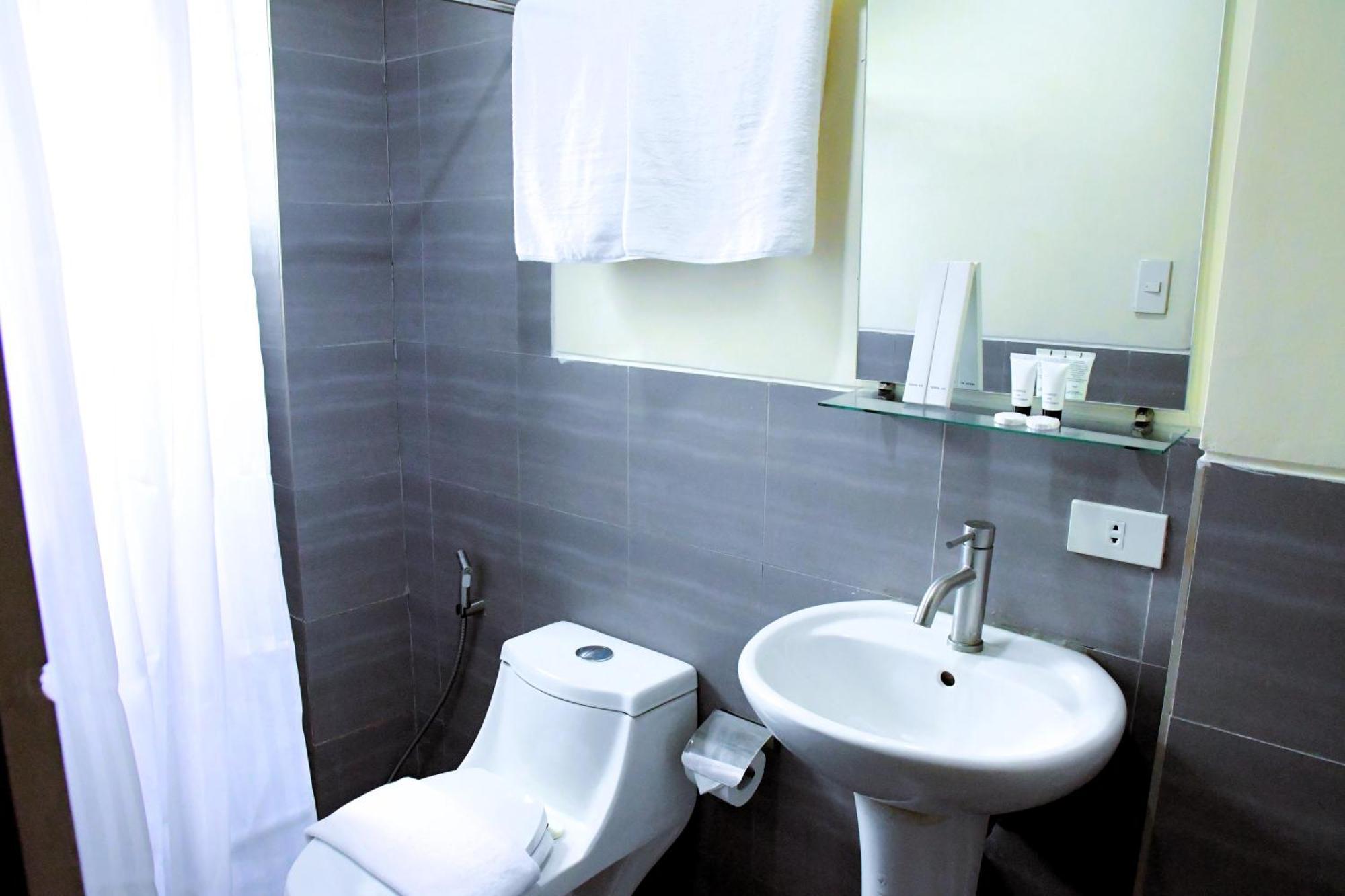 Arzo Hotel Makati Makati City Buitenkant foto